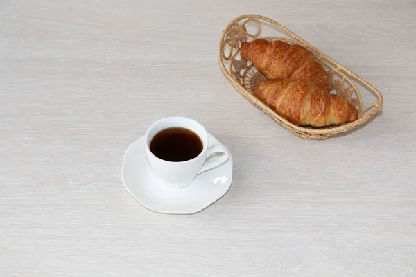 Gros plan - petit déjeuner, tasse de café et croissants . — Photo