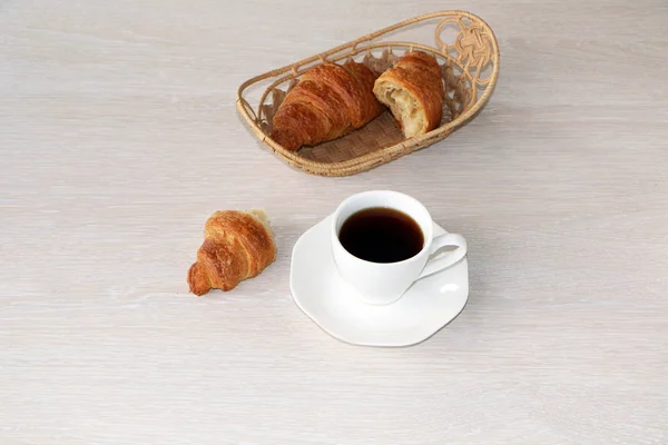 Gros plan - petit déjeuner, tasse de café et croissants . — Photo