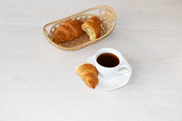 Gros plan - petit déjeuner, tasse de café et croissants . — Photo