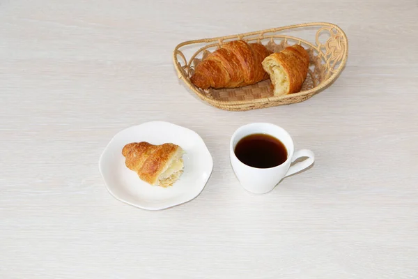 Gros plan - petit déjeuner, tasse de café et croissants . — Photo