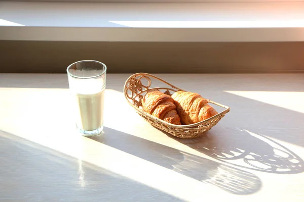 Petit déjeuner sain avec croissant et lait . — Photo