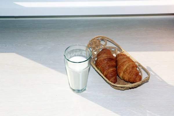 Petit déjeuner sain avec croissant et lait . — Photo