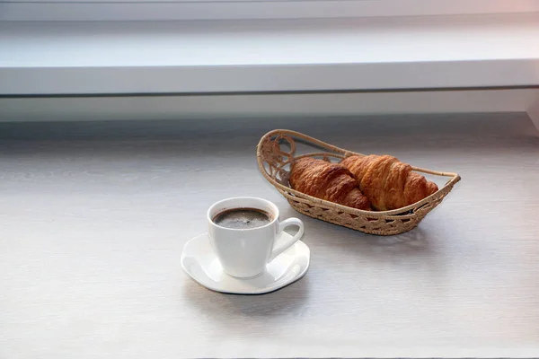 Gros plan - petit déjeuner, tasse de café et croissants . — Photo