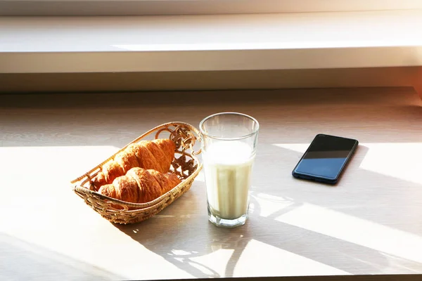 Πρωινό με κρουασάν, με γάλα και τηλέφωνο. — Φωτογραφία Αρχείου