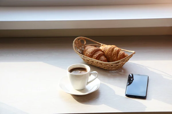 Café da manhã com croissant, com café e com telefone — Fotografia de Stock