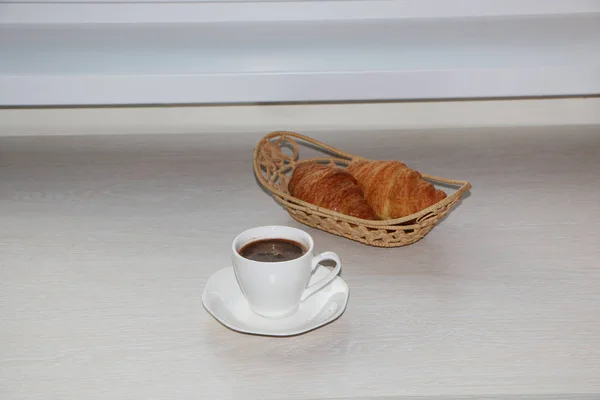 Gros plan - petit déjeuner, tasse de café et croissants . — Photo