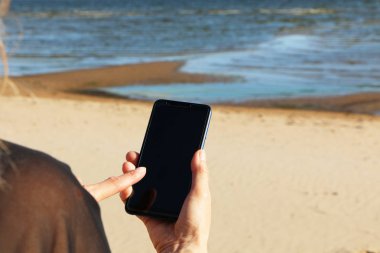 Bir iş kadınının elinde akıllı telefon
