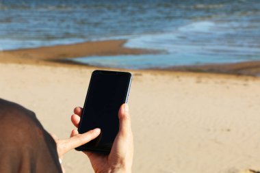 Bir iş kadınının elinde akıllı telefon