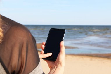 Bir iş kadınının elinde akıllı telefon