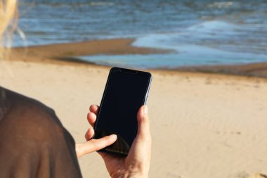 Bir iş kadınının elinde akıllı telefon