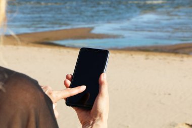Bir iş kadınının elinde akıllı telefon