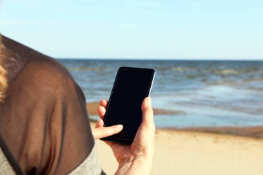 Bir iş kadınının elinde akıllı telefon