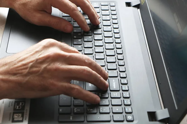 Close-up de mulher com laptop — Fotografia de Stock