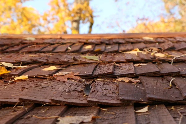Antiguo techo de madera hermosa de color marrón . — Foto de Stock