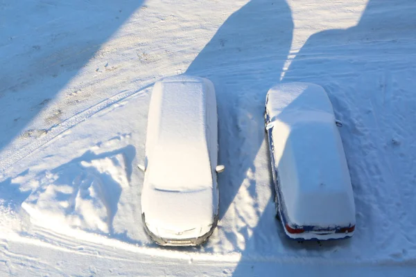 O carro está cheio de neve depois de uma queda de neve — Fotografia de Stock