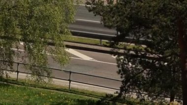 Şehirdeki arabaların hareketi. Aracın dağlardaki hareketi. Çevre dostu arabaların yeşil ağaçlar boyunca otobanda hareketi.