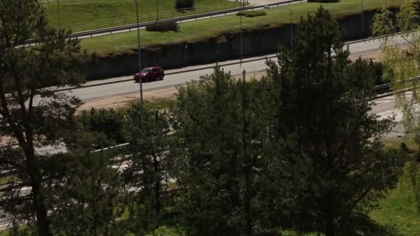 城市里汽车的流动 汽车在山上的运动 在公路上沿着绿树行驶的环保汽车 — 图库视频影像