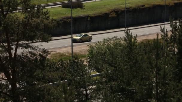 城市里汽车的流动 汽车在山上的运动 在公路上沿着绿树行驶的环保汽车 — 图库视频影像