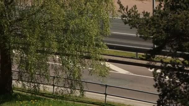 市内の車の動き 山の中で車の動き 緑の木々に沿って高速道路上の環境に優しい車の動き — ストック動画
