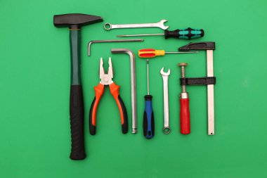 Yeşil arka planda yeni el aletleri seti. Reklam panosunda yeni bir el aleti seti. Arka plan yeşil..