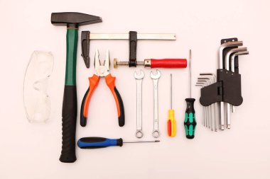 Beyaz arkaplanda yeni bir el aleti seti. Reklam panosunda yeni bir el aleti seti. Arkaplan beyaz.