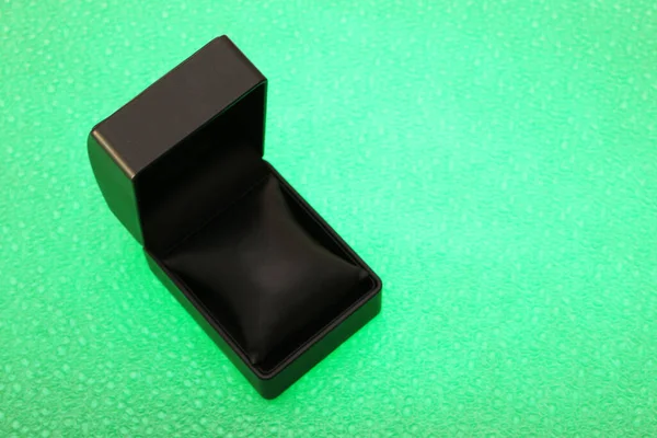 Caja Regalo Negra Para Joyas Una Vitrina Fondo Verde Brillante — Foto de Stock