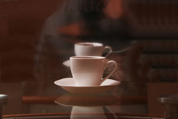 ガラスのテーブルの上にコーヒーとホワイトカップ ミラー3D反射 透明感のある背景に隔離された白いリアルなコーヒーカップ — ストック写真