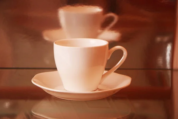 Белая Чашка Кофе Стеклянном Столе Фон Зеркальное Отражение Белый Реалистичный — стоковое фото