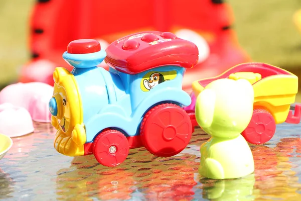 Sommer Steht Kinderspielzeug Sonnenlicht Auf Dem Tisch — Stockfoto