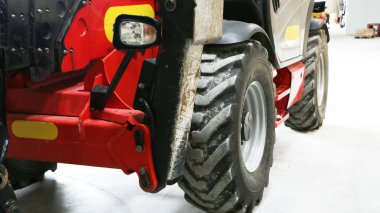 Eski forklift, forklift, istif kamyonu, depo forklifti. Garajda tamir edilen eski bir araba..