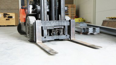 Eski forklift, forklift, istif kamyonu, depo forklifti. Garajda tamir edilen eski bir araba..