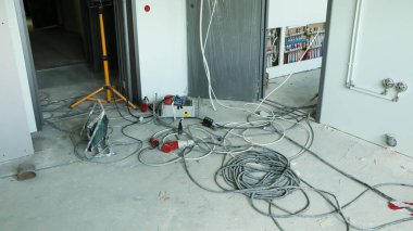 Yeni ofis binasının inşaatını bitiriyorum. İnşaat aleti. Bina karışıklığı. Mimarlık. Tasarım.