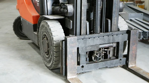 Eski forklift, forklift, istif kamyonu, depo forklifti. Garajda tamir edilen eski bir araba..