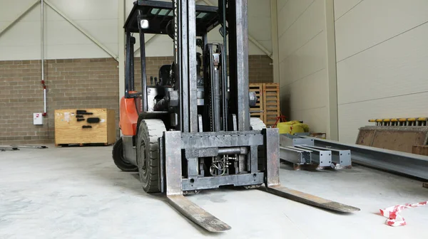 Eski forklift, forklift, istif kamyonu, depo forklifti. Garajda tamir edilen eski bir araba..