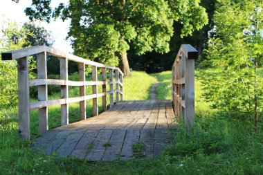 Eski tip tahta yaya köprüsü. Mimari eski bir ahşap köprüdür. Arka plan çok güzel ahşap bir köprü..