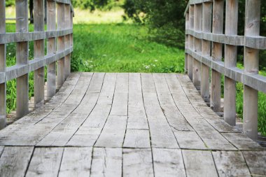 Eski tip tahta yaya köprüsü. Mimari eski bir ahşap köprüdür. Arka plan çok güzel ahşap bir köprü..