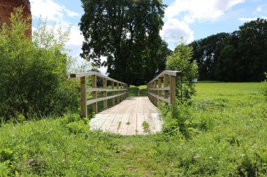 Eski tip tahta yaya köprüsü. Mimari eski bir ahşap köprüdür. Arka plan çok güzel ahşap bir köprü..