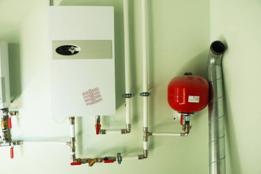 Yeni su borularının yapımı. Duvarda yeni su boruları ve vanalar var. Banyo yenileme..