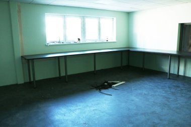 İnşaat, inşaat halindeki bir binanın inşaatını tamamlıyor. İnşaat halindeki bir binada inşaat atığı.