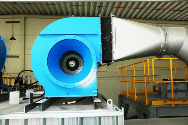 Fabrikalarda ekipman için endüstriyel yelpazeler. Tasarım unsuru olarak endüstriyel hayranlar.