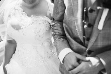 Gelin ve damat el ele tutuşuyorlar. Gelin ve damat koridorda yürür.