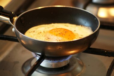 Kahvaltıda tavada yumurta. Sağlıklı diyet yemekleri. Yukarıdan görüntüle