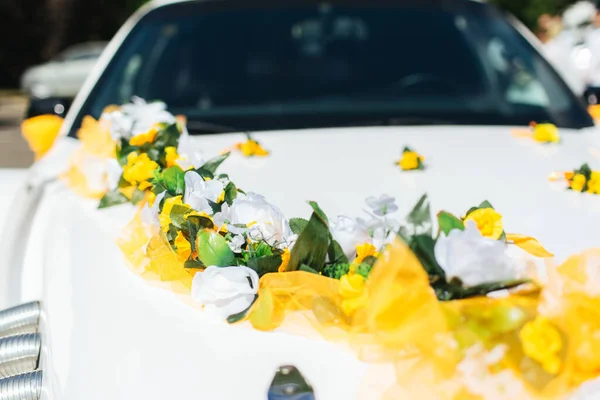 Wedding Retro Car Decorated Exclusive Flowers Yellow Ribbon — Stock Photo, Image