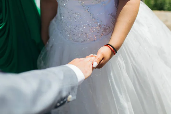Braut Und Bräutigam Halten Hand Hand Braut Und Bräutigam Gehen — Stockfoto
