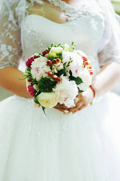 Bride Holds Wedding Bouquet Wedding Dress Wedding Details — Stock Photo, Image