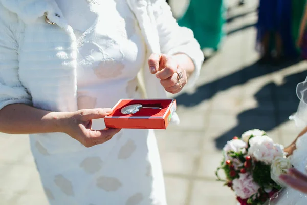 Hochzeitsschloss Mit Schlüsseln Den Händen Des Brautpaares Hochzeitstraditionen Und Zeichen — Stockfoto