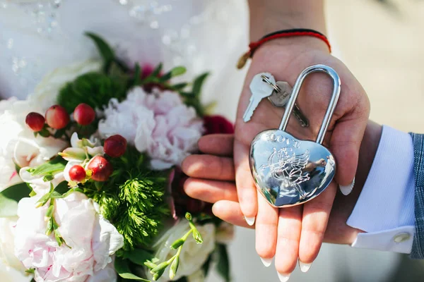 Hochzeitsschloss Mit Schlüsseln Den Händen Des Brautpaares Hochzeitstraditionen Und Zeichen — Stockfoto