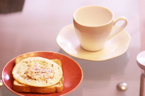 Petit Déjeuner Avec Une Tasse Café Sandwich Aux Œufs Frits — Photo