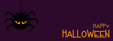 Cadılar Bayramı çizgi filmi afişi. Ağda sallanan turuncu gözlü korkunç örümcek. Siyah tüyler ürpertici siluet örümceğin mor arka planı. Cadılar Bayramı partisi daveti, tebrik kartı veya web sayfası şablonu.
