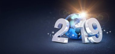 Bir mavi seyyare yerküre, arkasında, ışıltılı siyah arka plan - 3d çizim üzerinde parlayan güneş ile gümüş yeni yıl tarihi 2019 oluşur
